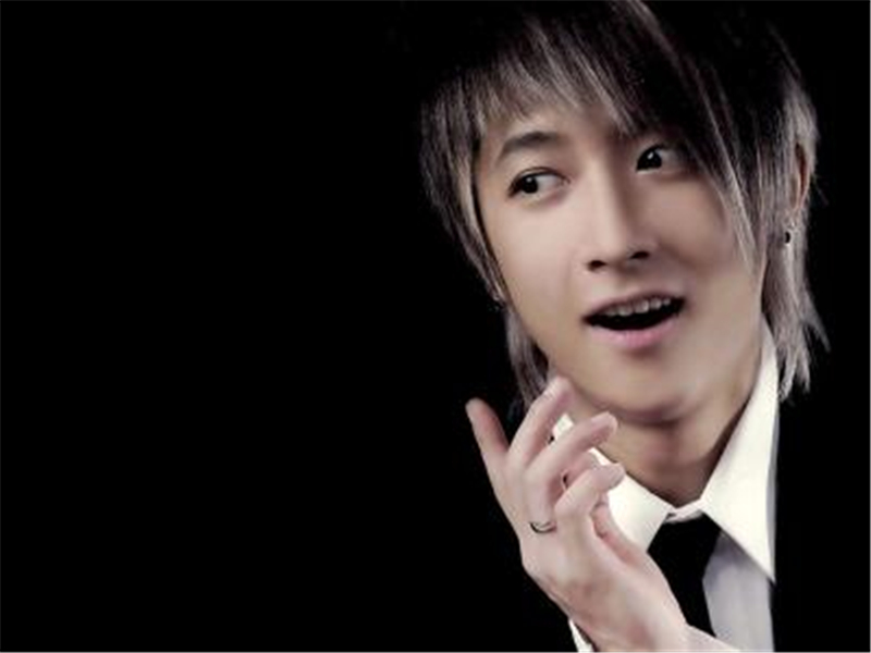 助理伺候明星捏脚,助理伺候明星跪下打伞