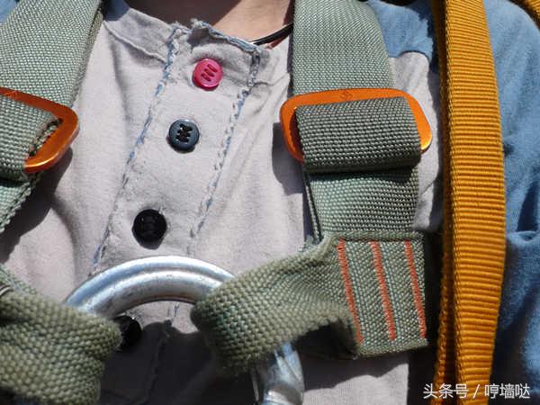 华山长空栈道一男子悬崖轻生,华山长空栈道男子跳崖被救