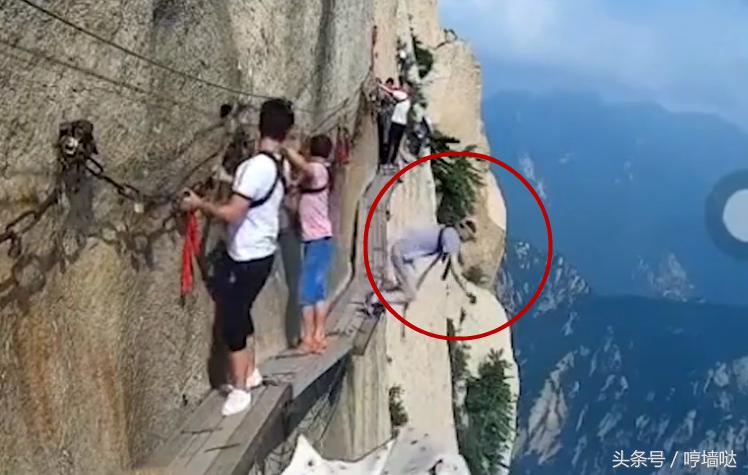 华山长空栈道一男子悬崖轻生,华山长空栈道男子跳崖被救