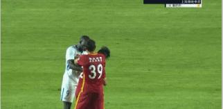 种族歧视行为足球,外网热议种族歧视事件