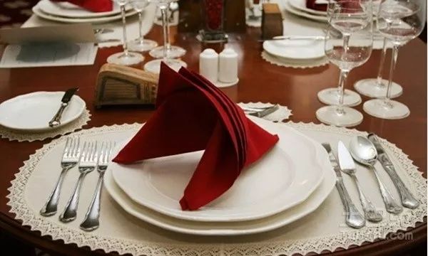 宝格丽酒店穿睡衣吃饭,在宝格丽穿背心