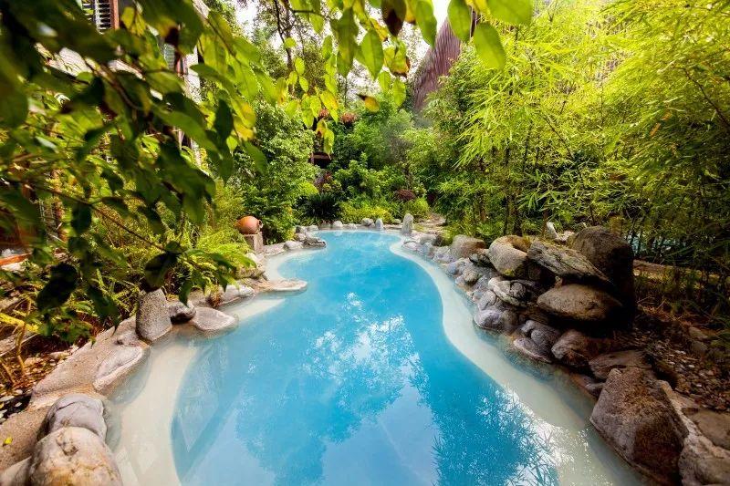 入秋时节，寻一抹火山热海治愈蓝