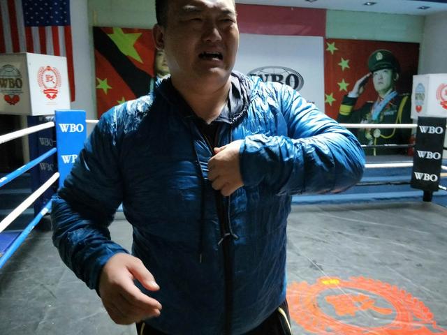 人民日报数十次发文怒斥娱乐偶像泛滥,张君龙式硬汉才是中华脊梁