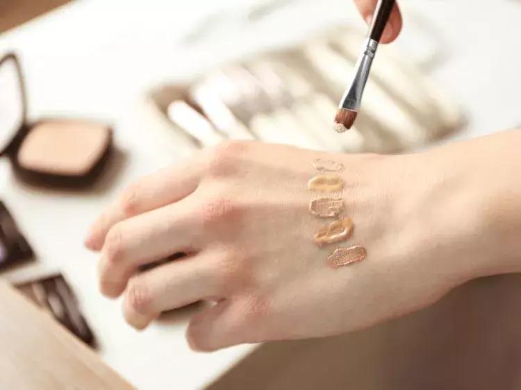 刷具容易留下刷痕？手指上色不均？3种上底妆方式大解析