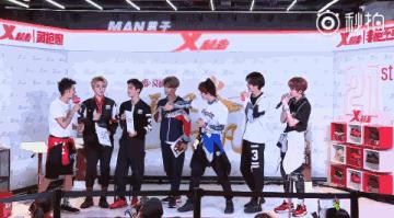 乐华七子久违的合体,乐华七子西装