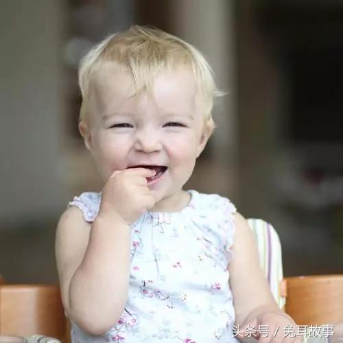 宝宝吃手应该制止吗,儿童喜欢舔玩具怎么纠正