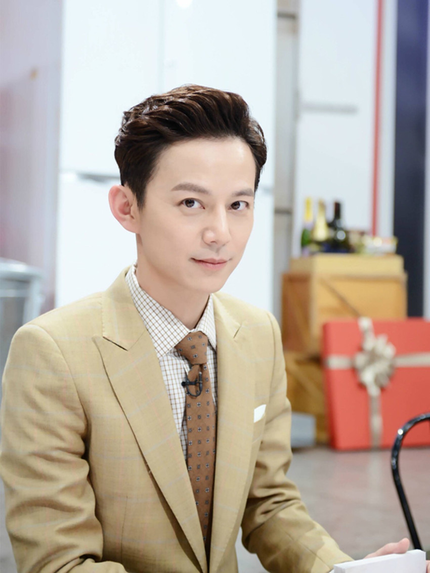 快乐大本营何炅老师怎么称呼嘉宾,何炅何老师的真实年龄是多少