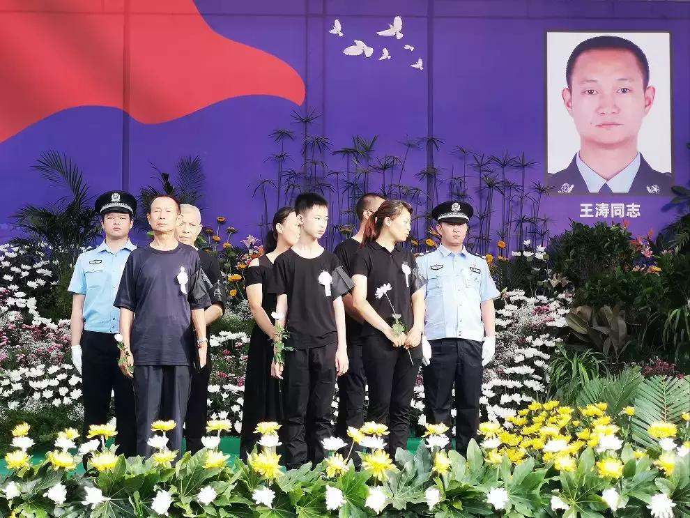 四川仁寿逃犯砍人系误以为仇人藏身派出所疯狂报复！今天，全城洒泪送英雄