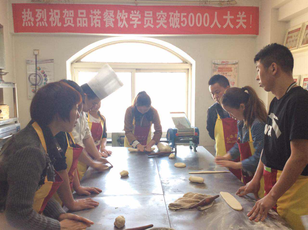 做小吃学技术和加盟哪个比较好,学小吃技术去实体店还是培训