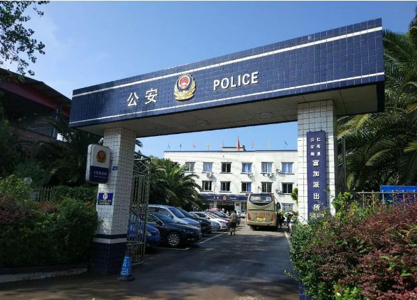 全城鸣笛送牺牲英雄回家,全城出租车送别牺牲民警