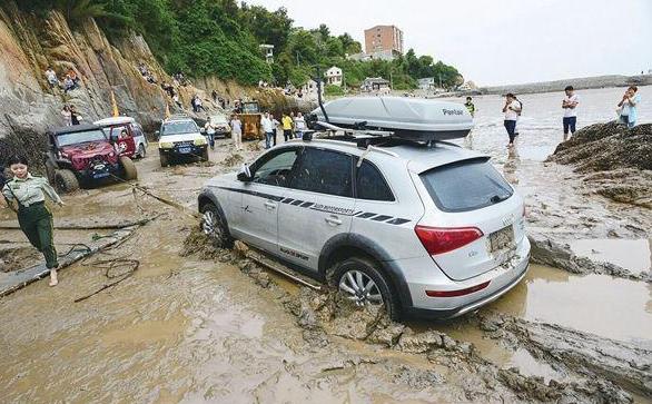 车轮陷入稀泥坑怎么开出来,车轮陷入泥坑怎么操作