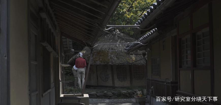 洛阳偃师南部的青萝山下有一大片屹崖突出的地方,村名叫“灰嘴”