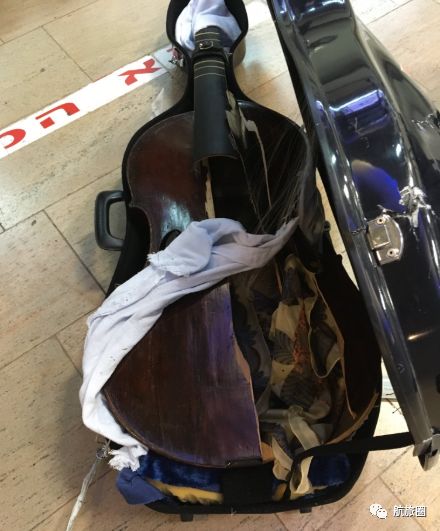 日本机场行李箱搬运,日本机场地勤搬行李