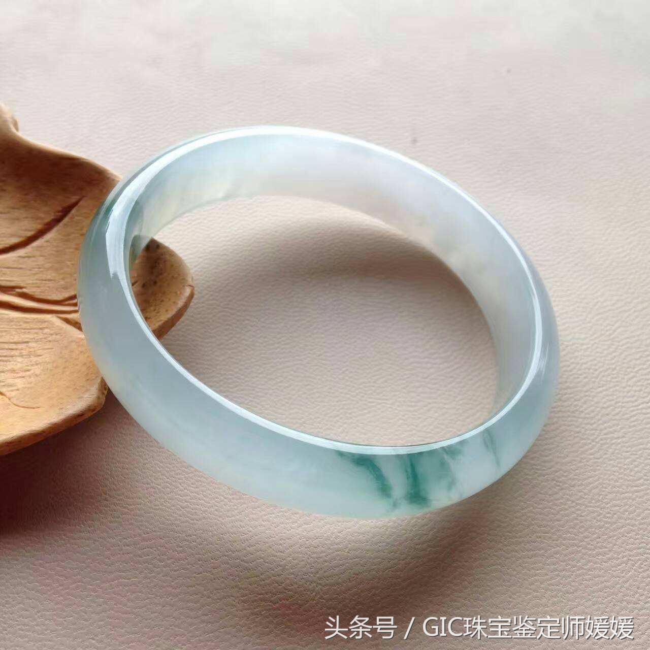 翡翠手镯真假辨别,如何挑选翡翠手镯飘蓝花