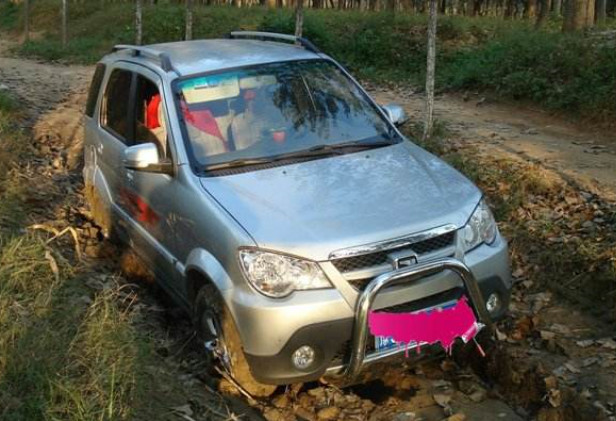 汽车陷进泥坑怎么办,汽车陷入泥坑怎么出来