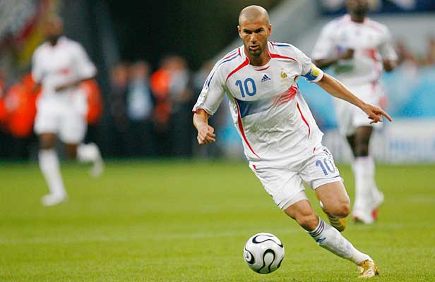 历史最伟大的足球球员是哪一位,足球队最重要的位置是哪一个