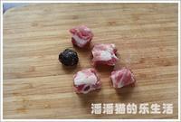 糖醋小排是道江浙名菜，甜酸口儿可以热着吃，可以放凉了当凉菜吃