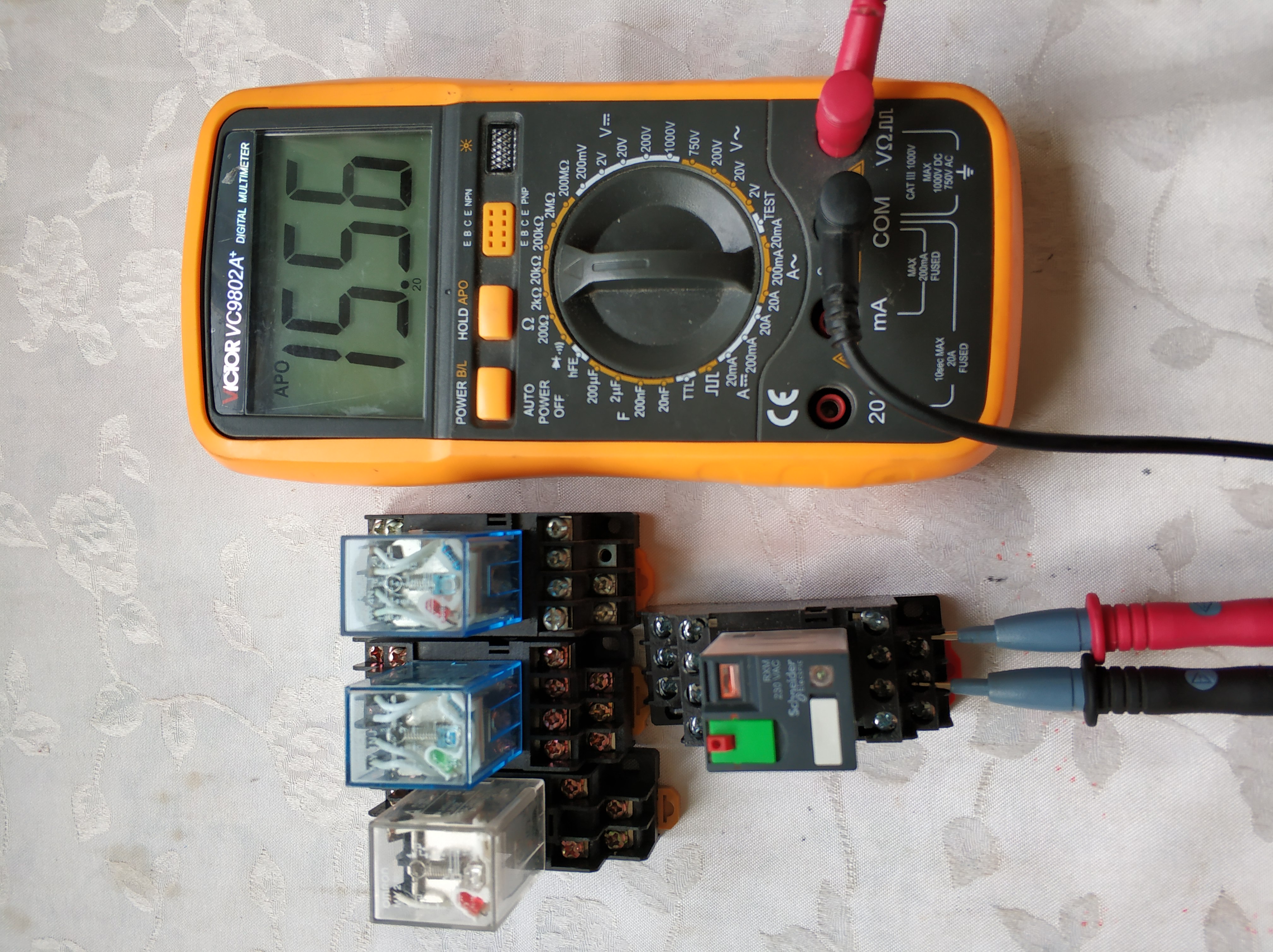 万用表怎么测继电器好坏教程视频,用万用表怎么测量固态继电器好坏