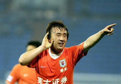 丢人!“白斩鸡”不思悔改,居然铁拳挥向对手,摔跟头自食苦果