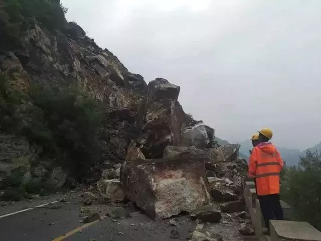 实拍山体崩塌的全过程,惊心8小时游客被困冰川紧急救援