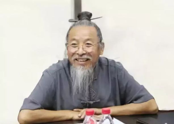 哈利波特要输！河北民间画家花50亿建魔法学校，成奇葩网红