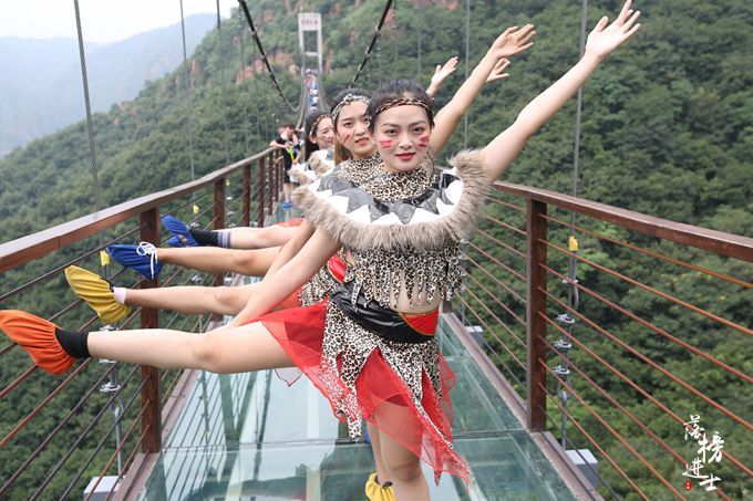 外出旅游跟团好还是自由行划算,跟团旅游有什么缺点