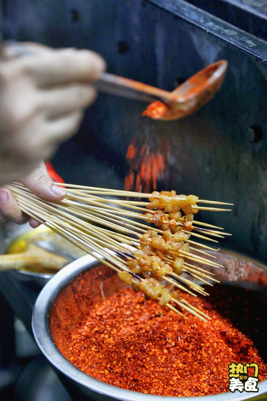 星沙这个老板竟把烧烤店开在远离闹市的偏僻之地，居然还火到不行