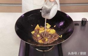 菠萝炒牛肉的正确方法,半个菠萝牛肋条