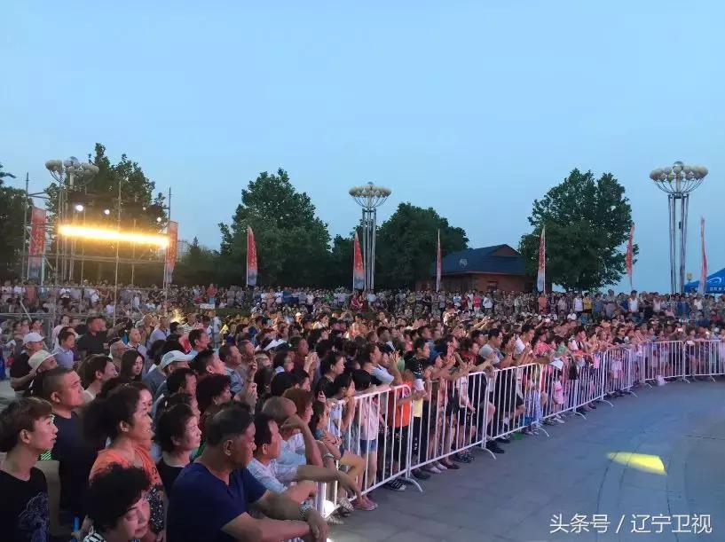 盛满欢乐，洒满真情，昨夜鸭绿江畔热情无眠！