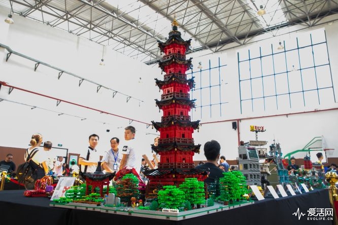 齐聚百名玩家的乐高作品展看高手们拼出一个未来世界
