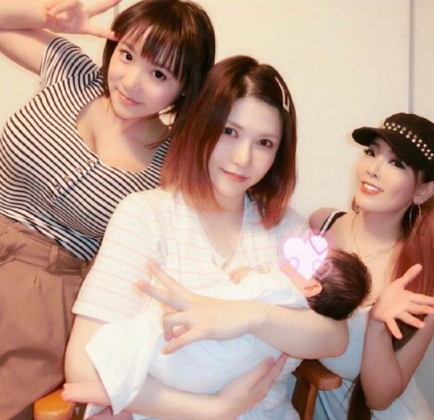 苍井空晒好友婴儿照，眼神柔和充满亮点，却因一细节遭到网友调侃