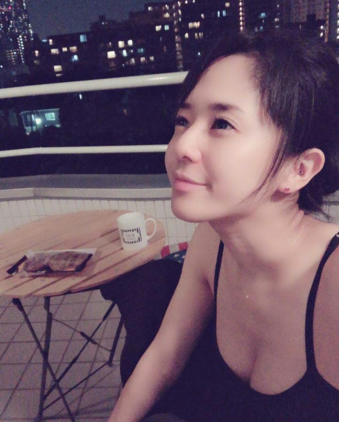 苍井空晒好友婴儿照,眼神柔和充满亮点,却因一细节遭到网友调侃