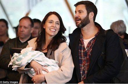 八旬老人溺水后民警救起,年近八旬“老警”勇救落水者