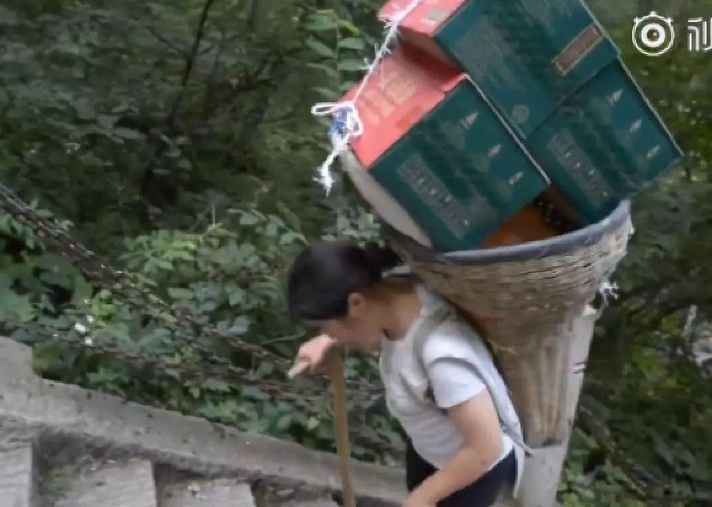 八旬老人溺水后民警救起,年近八旬“老警”勇救落水者