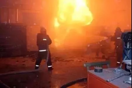 “老公水开了，帮我倒面粉吧”瞬间家毁人亡！