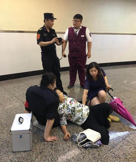 沈阳地铁女安检,沈阳地铁安检小姑娘哭了