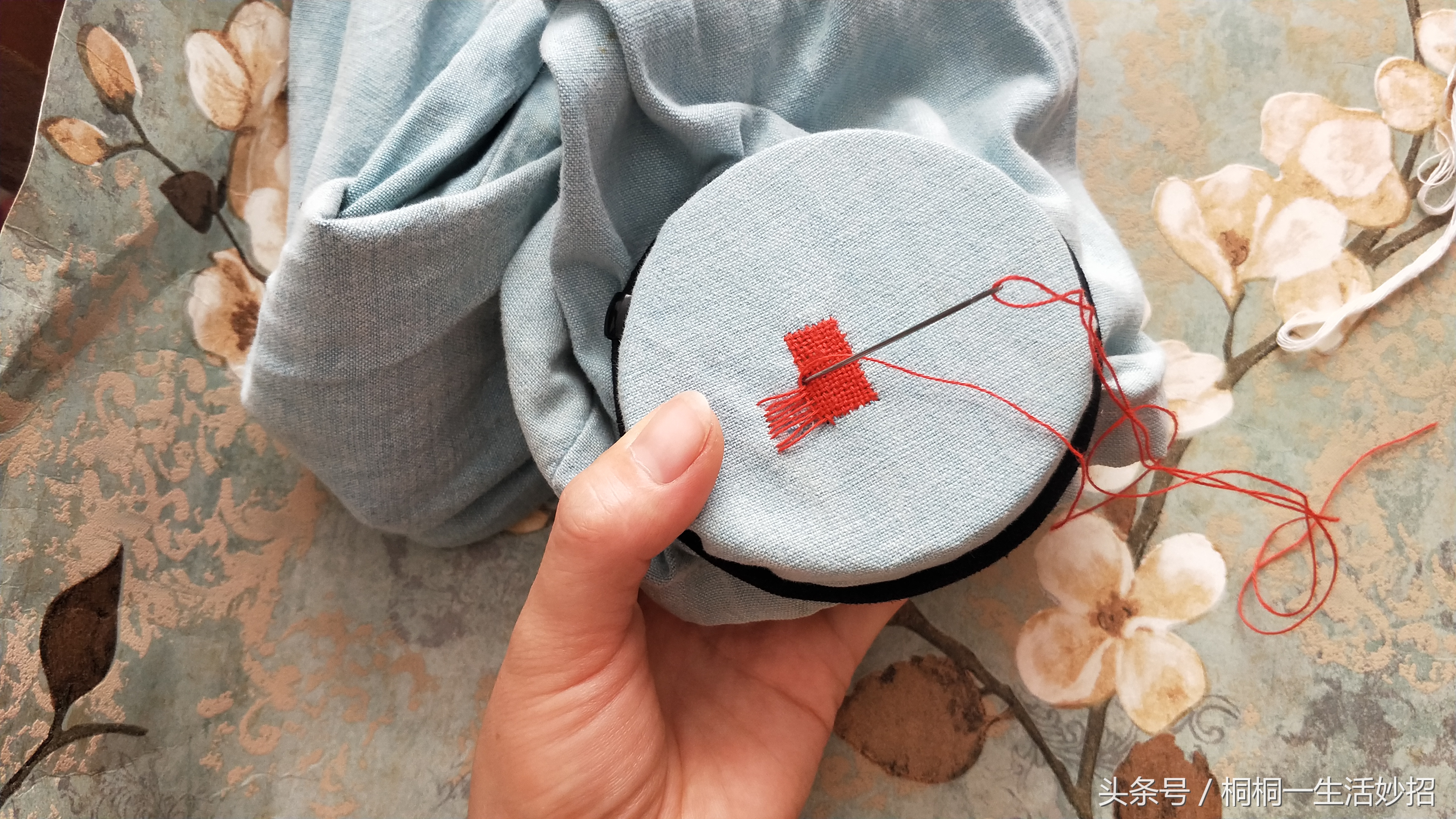 三角口子的手工织补,衣服破三角口子怎么缝补