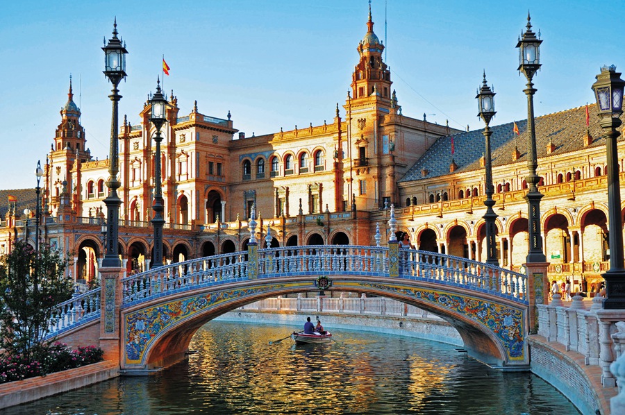 塞维利亚：与激情共舞的红裙“玫瑰”