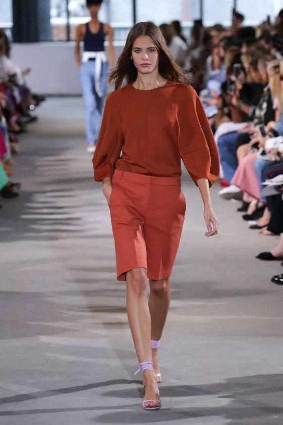 到公司上班可以穿短裤吗 (短裤怎么穿出高级范儿)