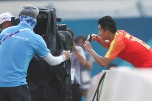 国足张源张玉宁,张玉宁国安腹肌