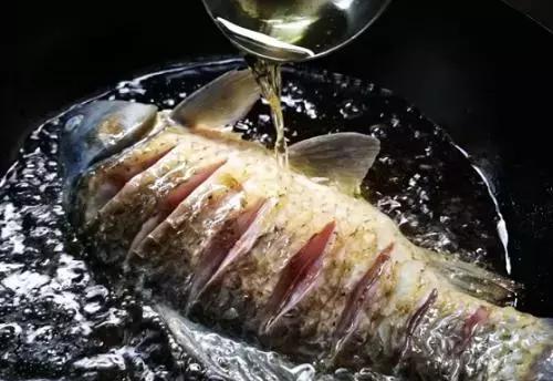 煎鱼只要学会这两点保证不会粘锅,煎鱼入味又不破皮全靠这招