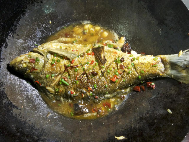 怎么煎鱼粘锅掉皮什么原因,煎鱼掉皮怎么继续做红烧鱼
