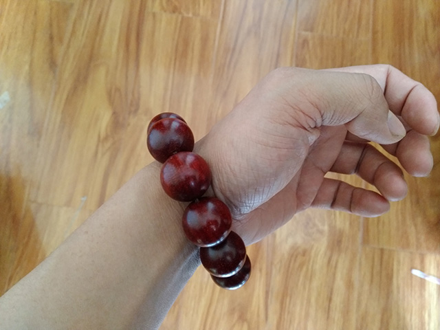 小叶紫檀表面棕眼会盘出金星,小叶紫檀只有棕眼没有金星