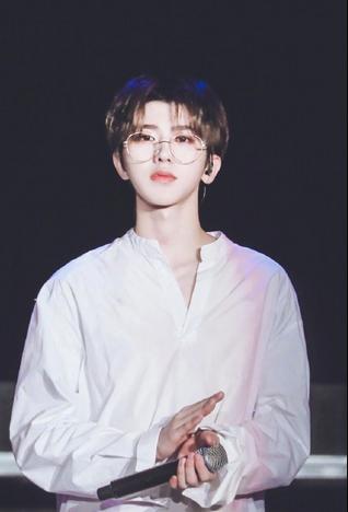 眼镜杀斯文败类男明星,帅气的男明星眼睛杀