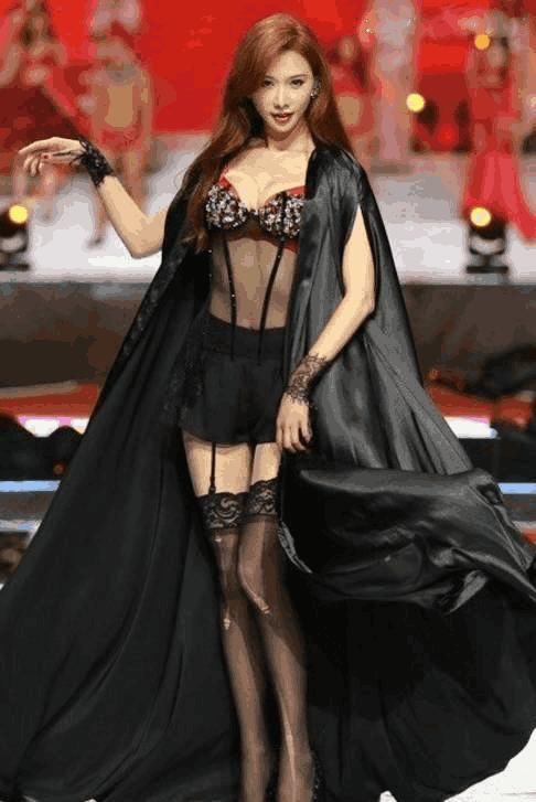 44岁林志玲再秀玲珑身材,林志玲胯宽背影