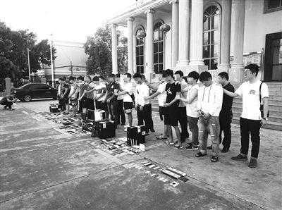 识别指定格式消息自动投注下单结算完全无需人工干预,用微信“机器人”开*场赌**,8个网络赌博团伙被一网打尽