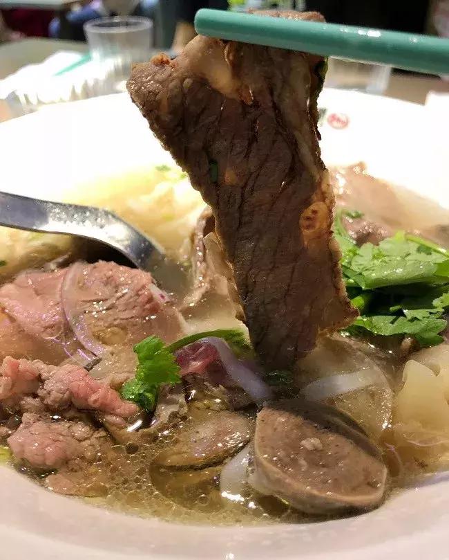 蔡澜开店：2.5小时排队换不来一生难忘的牛肉粉