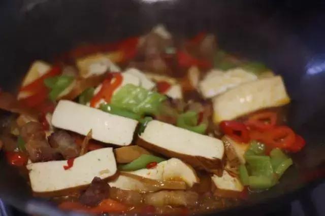 豆瓣酱炒香干的家常做法,芹菜炒香干放不放豆瓣酱