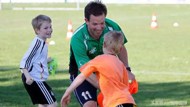 足球课热身准备活动游戏,幼儿足球热身游戏