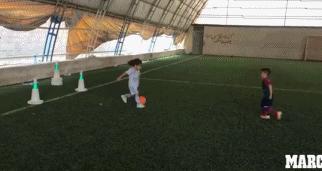 5岁伊朗小梅西走红网络一身球技笑傲裙长马赛回旋技惊四座